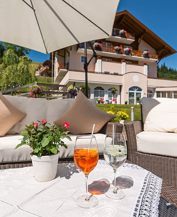 Drinks auf der Sonnenterrasse - Verwöhn-Halbpension im Hotel 4 Jahreszeiten in Flachau