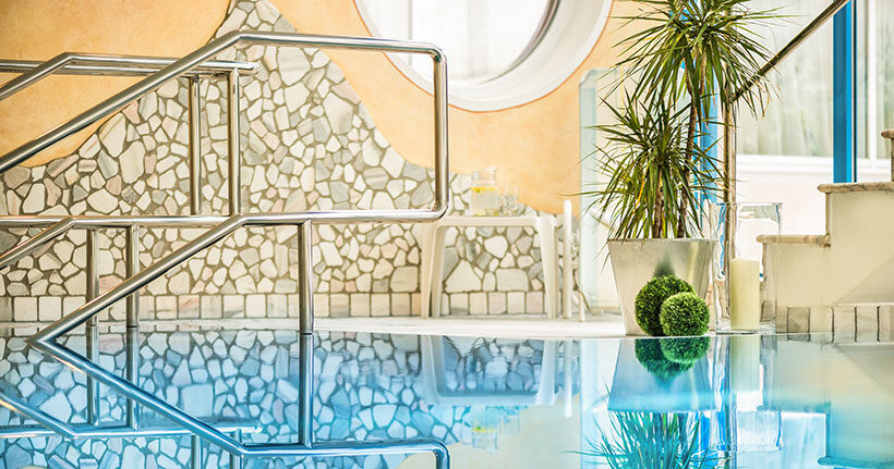 Hallenbad, Inklusivleistungen im Frühling im 4 Sterne Hotel Vierjahreszeiten in Flachau