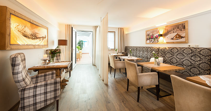 Gemütliche Lounge - Inklusivleistungen im Sommer im Hotel Vierjahreszeiten in Flachau, Salzburger Land